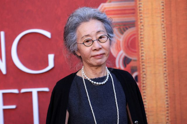 배우 윤여정(77)이 첫째 아들의 커밍아웃 사실을 처음으로 공개했다. 사진은 지난 14일(현지시각) 미국 캘리포니아주 로스앤젤레스에서 열린 영화 '웨딩 밴킷' 시사회에 참석한 배우 윤여정. /사진=로이터