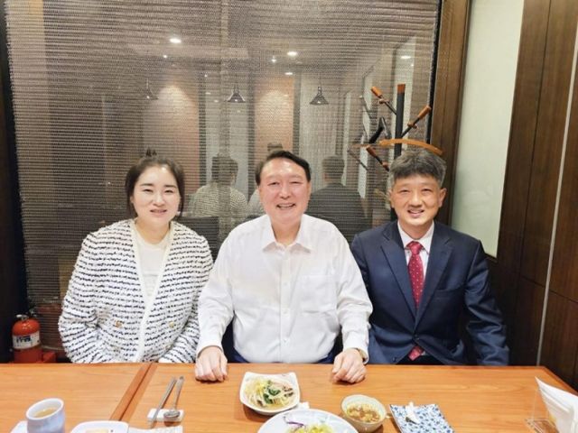 윤석열 전 대통령이 내란 우두머리(수괴) 혐의 사건 2차 공판을 앞두고 김계리 변호사(왼쪽), 배의철 변호사와 식사 자리를 가졌다./사진=김계리 변호사 페이스북