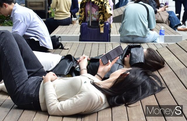 오는 21일 전국이 대체로 맑은 날씨를 보일 전망이다. 사진은 서울 광화문 광장을 찾은 시민들이 잠시 휴식을 취하는 모습. /사진=임한별 기자