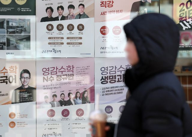 상위권 학생들의 이과 쏠림 현상으로 문과 전향 수험생 비율이 늘어나고 있다. 사진은 서울 강남구 대치동 학원가의 모습. /사진=뉴스1