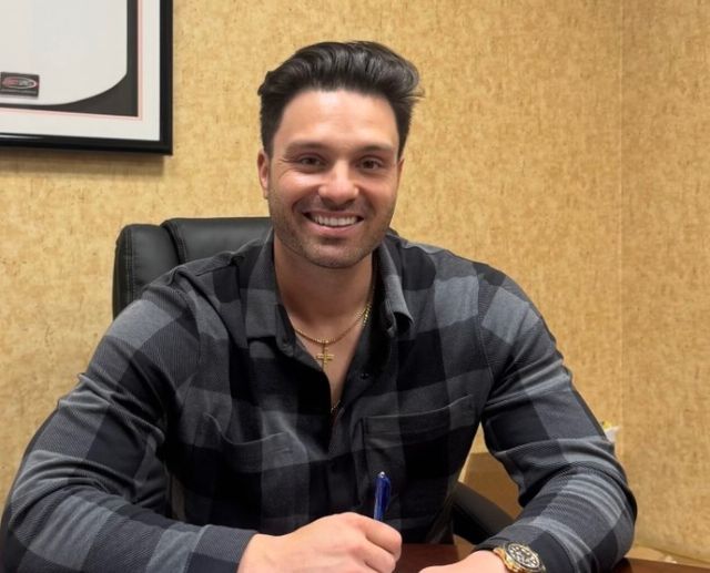 SSG랜더스가 좌투우타 거포 외야수 라이언 맥브룸을 기예르모 에레디아 대체 선수로 영입했다. 사진은 구단과 계약하는 맥브룸. /사진=SSG랜더스