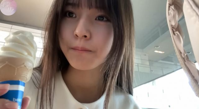 일본 한 아이돌그룹 멤버가 4년 동안 비행기를 타고 대학을 다닌 끝에 졸업한 이야기가 뒤늦게 알려졌다. /사진=사쿠라 유즈키 인스타그램