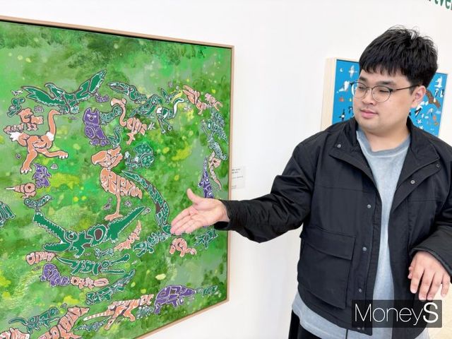  조태성 작가가 자신의 작품 동물원(ZOO)에서 가장 좋아하는 악어 그림을 설명하고 있다./사진-머니S