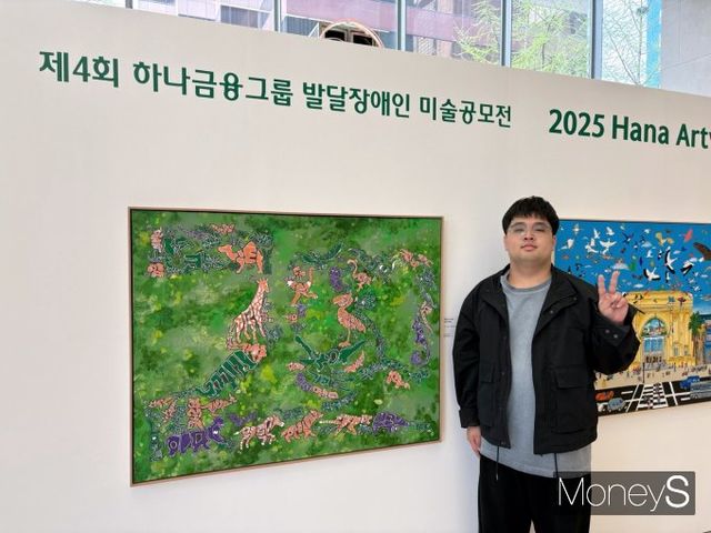 지난 17일 서울 중구 하나은행 본점에서 열린 시상식에서 만난 조태성 작가는 자신의 작품을 글자 동물원이라고 소개했다./사진-머니S