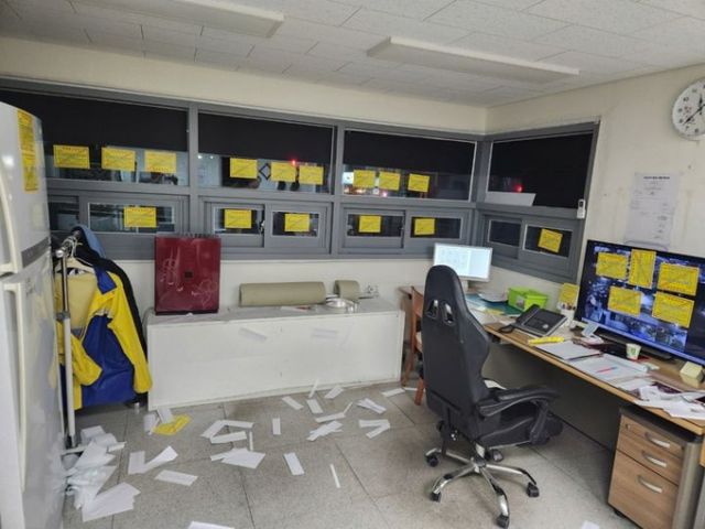 최근 대구 한 아파트에서 자신의 차량에 주차금지 스티커를 붙이 경비원을 대상으로 난동을 부린 입주민의 사연이 알려졌다. 사진은 입주민이 경비실에서 행패를 부린 당시 모습. /사진=온라인 커뮤니티 캡처