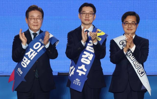 더불어민주당 대선 경선 후보 3명이 20일 오후 영남권 합동 연설회를 진행한다. 사진은 전날 이재명(왼쪽부터)·김경수·김동연 후보가 충청권 합동 연설회에서 기념촬영하는 모습. /사진=뉴스1