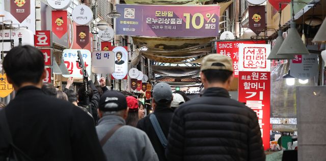 중소벤처기업부(중기부)가 오늘부터 소상공인을 대상으로 배달·택배비 지원사업 신청 및 접수를 시작한다. 사진은 서울 종로구의 한 전통시장 모습. /사진=뉴스1