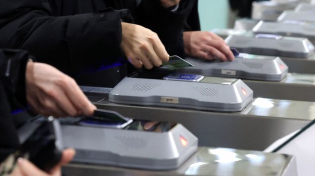 오는 6월 중 수도권 지하철 기본요금이 1400원에서 1550원으로 150원 오를 것으로 보인다. 사진은 지난 1월 서울시내 한 지하철역에서 시민들이 개찰구를 나선 모습. /사진=뉴시스