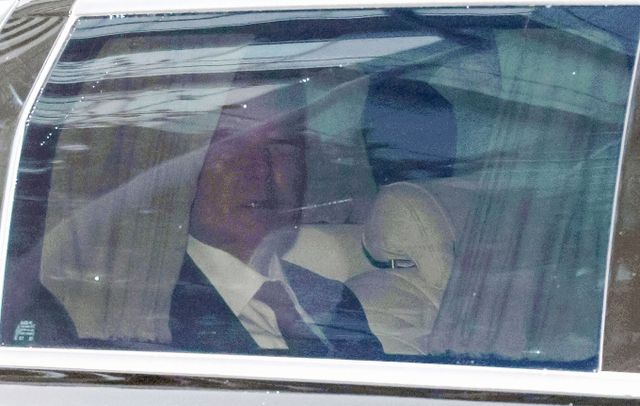 12·3 비상계엄을 선포해 내란 우두머리 혐의로 재판에 넘겨진 윤석열 전 대통령의 두 번째 재판이 21일 열린다. 사진은 지난 14일 서울 서초구 서울중앙지방법원에서 열린 내란 우두머리 혐의 1차 공판을 마친 뒤 차량을 타고 서초동 사저로 들어선 윤석열 전 대통령. /사진=뉴스1