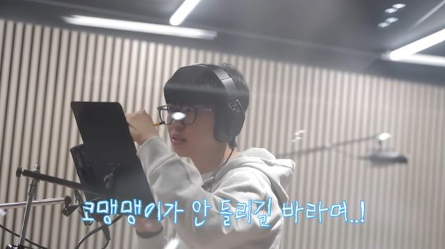 사진은 감기에 걸렸음에도 녹음에 충실하는 임영웅의 모습. /사진=유튜브 캡처