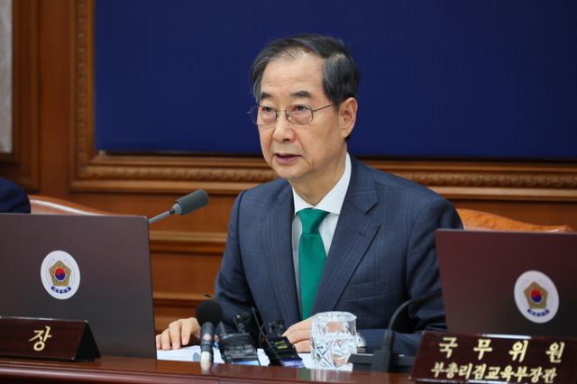  한덕수 대통령 권한대행 국무총리가 대선 출마 여부에 대해 "노코멘트"라며 "아직 결정을 내리지 않았다"고 밝혔다. 사진은 지난 18일 서울 종로구 정부서울청사에서 2025년 제1회 추가경정예산안을 심의하기 위해 열린 임시 국무회의에 참석한 한덕수 대통령 권한대행. /사진=뉴스1