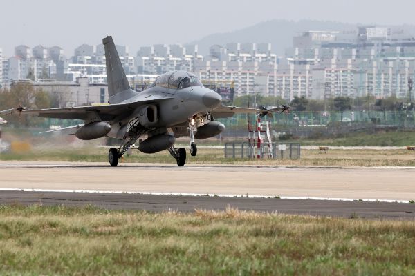 주한미군 시설인 경기 평택시 소재 오산 공군기지(K-55) 부근에서 무단으로 전투기 등을 촬영한 중국인들이 붙잡혔다. 사진은 한국 공군의 FA-50 전투기가 착륙하는 모습. 해당 기사와 상관없음. /사진=뉴스1