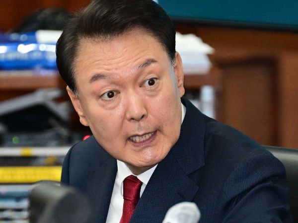 윤건영 더불어민주당 의원이 윤석열 전 대통령이 파면 선고 후 일주일동안 228톤의 물을 사용한 것과 관련해 '관저 내 수영장'을 원인으로 꼽았다. 사진은 윤석열 전 대통령이 21일 오전 서울 서초구 서울중앙지법 417호 법정에 앉아 변호인단과 대화를 하고 있는 모습. /사진=뉴스1(공동취재단)