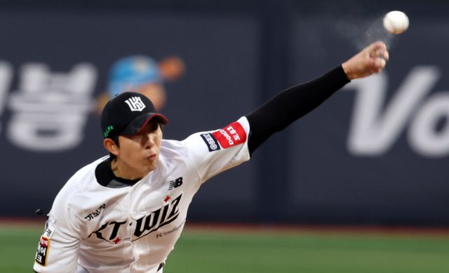 KT위즈 투수 오원석이 트레이드 후 처음으로 친정팀 SSG랜더스를 상대로 등판한다. 사진은 2025시즌 KT위즈에서 활약한 오원석의 모습. /사진=뉴시스