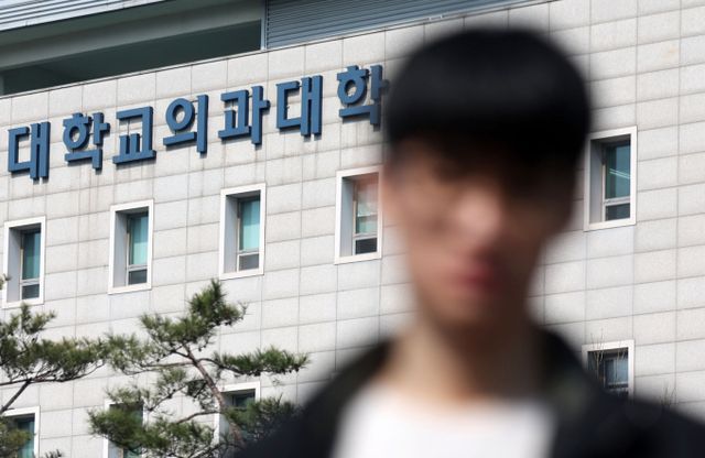 이주호 사회부총리가 의정갈등 이후 14개월 만에 의과대학 학생들을 만난다. 사진은 지난 1일 서울 시내 한 의과대한 모습. /사진=뉴시스