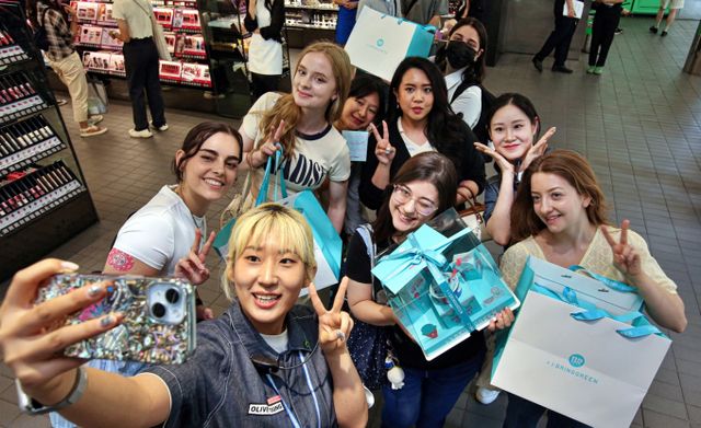 CJ올리브영이 미국 법인을 설립하고 오프라인 매장 오픈과 함께 온라인몰 강화에 속도를 낸다. 지난해 10월 CJ올리브영을 방문한 외국인들이 K뷰티 도슨트 프로그램을 마치고 기념촬영을 하고 있다. /사진=CJ올리브영