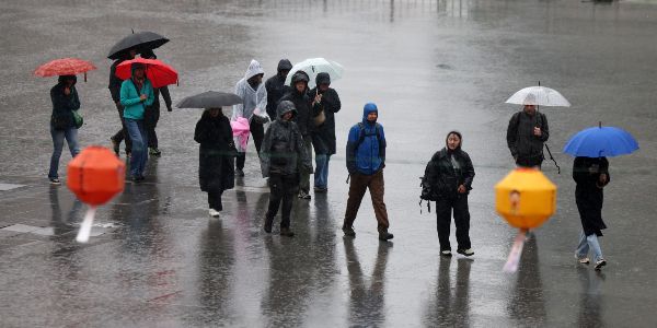 22일은 전국에 비가 내려 늦은 밤에 그치겠다. 사진은 기사의 이해를 돕기 위한 수도권에 봄비가 내린 지난 14일 서울 종로구 광화문광장에서 우산을 쓴 시민들이 길을 걷고 있는 모습. /사진=뉴시스