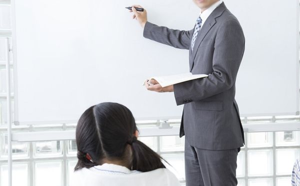 인천 소재 여자고등학교 남성 교사가 수업 중 '가임기 여성이 아이를 낳지 않으면 감옥에 가야한다'고 주장해 논란이 일었다. 사진은 기사와 직접적인 관련 없음. /사진=이미지투데이