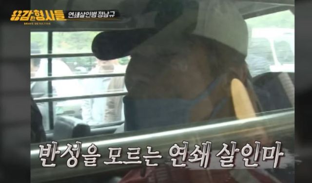 2006년 4월22일 서울 남부 지역을 공포로 몰아 넣은 연쇄살인마 정남규가 체포됐다. 사진은 경찰에 체포된 정남규가 현장을 시연하는 모습. /사진=티캐스트 유튜브 캡처