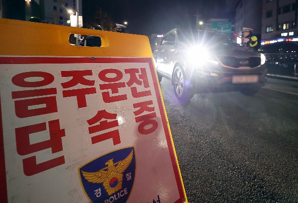 무면허 상태로 음주 운전을 벌인 30대 남성이 도주 후 아파트 쓰레기통에 몸을 숨겼다가 체포됐다. 사진은 경찰이 음주 운전 단속 중인 모습. 해당 기사와 상관없음. /사진=뉴스1