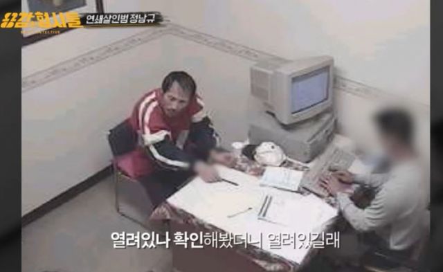 연쇄살인마 정남규가 교도소에서 극단적인 선택을 했다. 사진은 경찰에 체포된 정남규가 현장을 시연하는 모습. /사진=티캐스트 유튜브 캡처