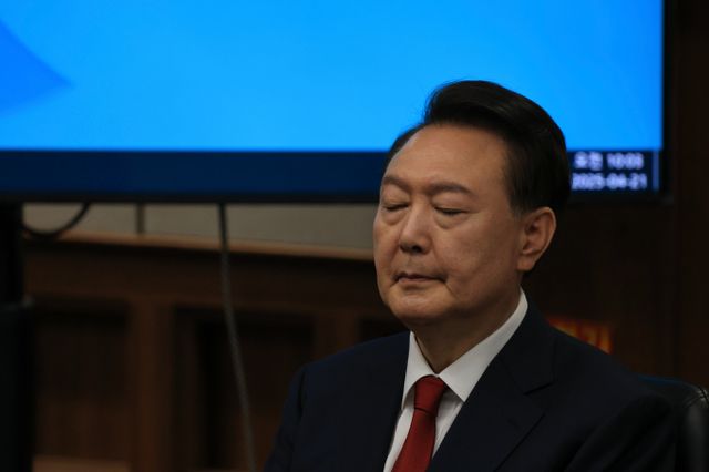  윤석열 전 대통령의 내란 우두머리 혐의 두번째 재판에서 피고인석에 앉은 윤 전 대통령 모습이 처음으로 공개됐다. 사진은 지난 21일 서초동 서울중앙지법에서 열린 내란 우두머리 혐의에 대한 두 번째 정식 재판에 출석한 윤석열 전 대통령. /사진=뉴스1