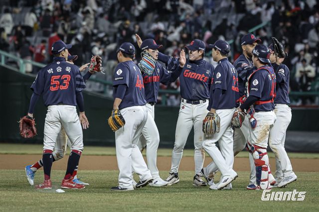 최근 KBO 리그 돌풍의 팀으로 거듭난 한화 이글스와 롯데 자이언츠가 2위 자리를 두고 맞대결을 펼친다. 사진은 지난 3일 대전 한화생명볼파크에서 열린 '2025 신한 SOL 뱅크 KBO리그' 한화 이글스와 롯데자이언츠 경기에서 롯데가 승리한 모습. /사진=뉴시스(롯데 자이언츠 제공)
