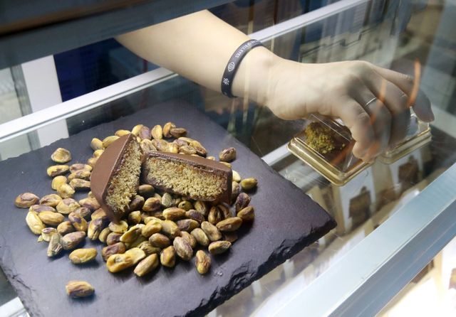 두바이 초콜릿이 전 세계적으로 큰 인기를 끌자 초콜릿 재료 중 하나인 피스타치오 공급이 부족해졌다. 사진은 지난해 7월21일 서올 송파구 롯데월드몰 '테미즈' 팝업 스토어에서 직원이 '두바이 초콜릿'을 판매하는 모습. /사진=뉴스1