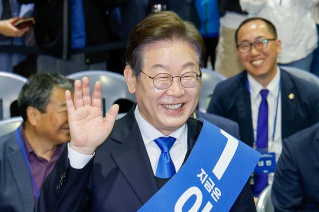 이재명 더불어민주당 대선 경선 후보가 21일 서울 여의도 금융투자협회를 찾아 증권사 리서치센터장들과 간담회를 열고 국내 주식시장 활성화 방안을 논의한다. 사진은 이재명 더불어민주당 대선 경선 후보가 지난 20일 오후 경남 울산전시컨벤션센터에서 열린 영남권 합동연설회에서 대의원·권리당원의 온라인·ARS 투표 결과 투표수 7만3255표 중 6만6526표(득표율 90.81%)로 1위를 차지한 후 인사하는 모습. /사진=뉴스1