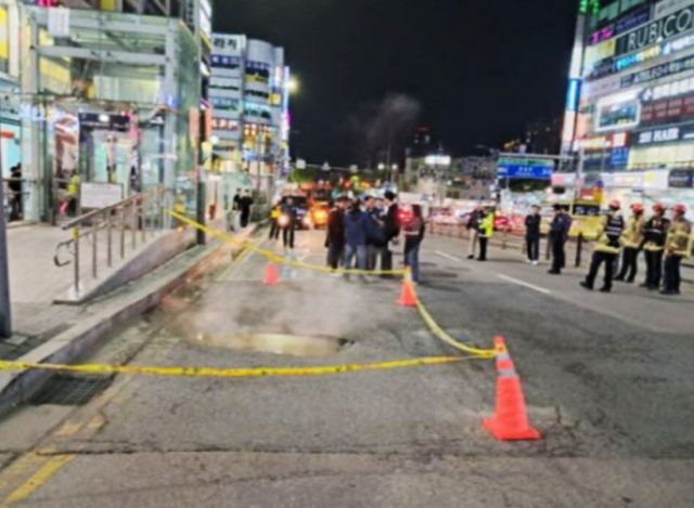 지난 21일 오후 6시59분쯤 경기 용인시 수지구 풍덕천동 수지구청역 인근 도로에서 땅 꺼짐 현상이 발생했다. /사진=뉴스1(경기소방재난본부 제공) 