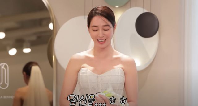 배우 이민정이 둘째 임신으로 리마인드 웨딩이 불발된 적이 있다고 말했다. 사진은 이민정이 여러 웨딩 드레스를 입던 중 리마인드 웨딩 불발 이야기를 털어놓는 모습. /사진=유튜브 채널 '이민정 MJ' 화면 캡쳐