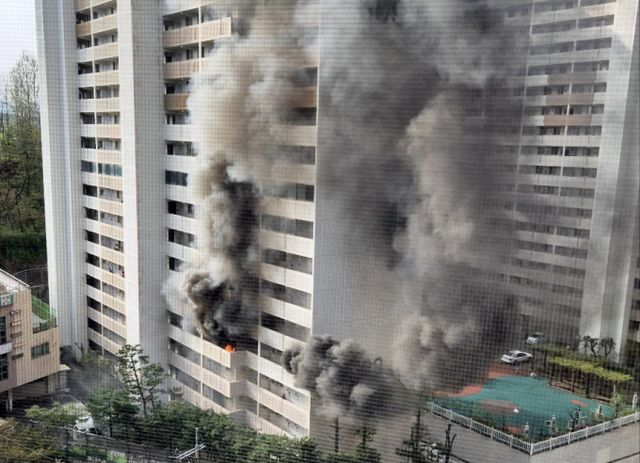 21일 오전 8시17분쯤 서울 관악구 봉천동 21층 규모 아파트에서 화재가 발생했다. 사진은 화재가 발생한 봉천동 아파트 단지 모습. /사진=뉴스1(독자제공)