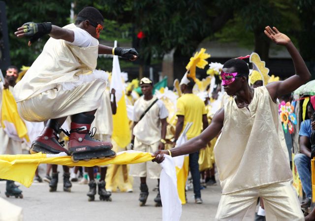 나이지리아와 브라질 유대감을 확인하고 라고스 문화적 위상을 세계에 알리는 '라고스 판티 카니발'이 개최됐다. 사진은 지난 20일(현지시각) 나이지리아 라고스 섬 마리나에서 시민들이 라고스 판티 카니발에 참가한 모습. /사진=로이터