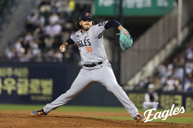 한화 이글스가 24년 만에 선발 7연승을 거머쥐며 7연승을 기록했다. 사진은 지난 9일 한화 이글스 코디 폰세가 서울 잠실구장에서 열린 2025 신한 쏠뱅크 KBO리그 두산 베어스와의 경기에 선발 등판해 공을 던지는 모습. /사진=뉴시스(한화 이글스 제공)