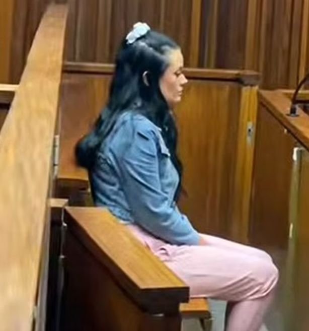 남자친구의 딸을 질투해 성폭행 후 살해한 남아프리카공화국 20대 여성에 대한 재판이 열렸다. 사진은 남자친구의 딸을 살해한 혐의를 받는 앰버 리 휴즈(25·여)가 재판장에 선 모습. /사진=데일리메일 캡처