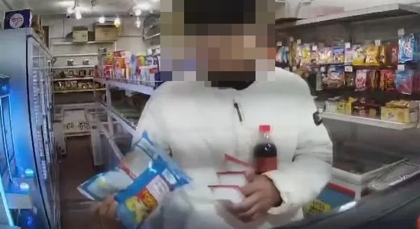 무인점포에서 물건을 상습적으로 훔치던 남성이 경찰에 붙잡혔다. 사진은 점포 내 물건을 훔쳐 가는 남성의 모습. /사진=JTBC '사건반장' 캡처