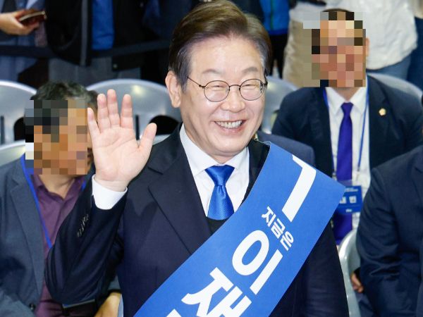 이재명 더불어민주당 대선 경선 후보가 사진은 이재명 더불어민주당 대선 경선 후보가 충청·영남 합산 득표율 1위를 차지했다. 지난 20일 오후 경남 울산전시컨벤션센터에서 열린 영남권 합동연설회에서 인사하는 모습. /사진=뉴스1\