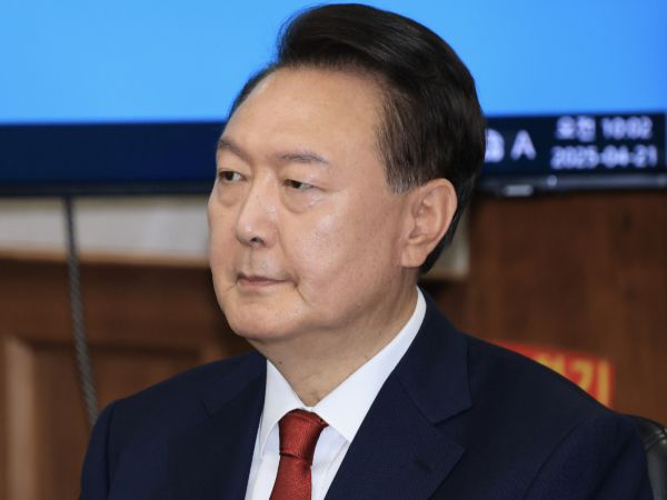 김형기 특수전사령부 제1특전대대장이 "저는 사람에게 충성하지 않고, 조직에 충성한다"며 지난 12·3 비상계엄 당시 부당한 지시에 따를 수 없었다고 말했다. 사진은 12·3 비상계엄을 선포해 내란 우두머리 혐의로 재판에 넘겨진 윤석열 전 대통령이 지난 21일 오전 서울 서초구 서울중앙지법 417호 법정에 앉아 재판 시작을 기다리고 있는 모습. /사진=뉴시스