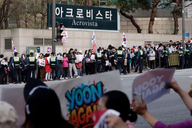 경찰이 윤석열 전 대통령 사저가 포함된 법원 100m 이내 집회 금지 조치를 위반하면 처벌한다고 밝혔다. 사진은 지난 11일 윤 전 대통령 서울 서초구 사저 앞에 모여 있는 지지자들의 모습 /사진= 뉴시스