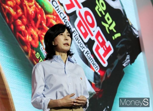  김정수 심양식품 대표이사 부회장이 올 3월 말 지주사인 삼양라운드스퀘어 대표이사직을 사임했다. 트럼프 관세 이슈와 맞물려 밀양 제2공장 완공 등 중요한 시기를 맞아 삼양식품의 사업 확장에 집중하기 위해서다. 김 부회장이 2023년 삼양라면 출시 60주년 기념 비전선포식에서 발표하는 모습. /사진=임한별 기자