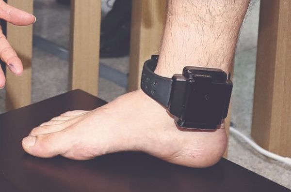 전자발찌를 차고 의붓딸을 강제추행, 학대한 남성에게 검찰이 징역 12년을 구형했다. 사진은 2018년 9월6일 오후 서울 동대문구 서울보호관찰소에서 법무부 관계자가 새로 개발된 일체형 전자발찌를 시연하고 있는 모습. /사진=뉴스1