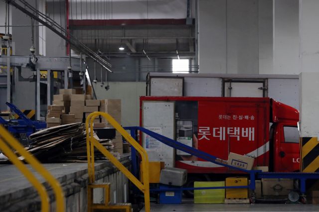 서울복합물류단지에 택배 물류가 쌓여 있는 모습./사진=뉴시스 