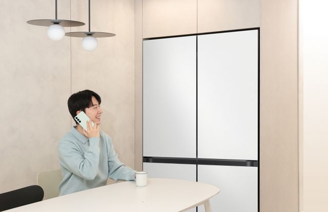 삼성 'AI 구독클럽' 가입 고객이 'AI 사전 케어 알림' 서비스를 받고 제품을 살펴보고 있다. /사진=삼성전자