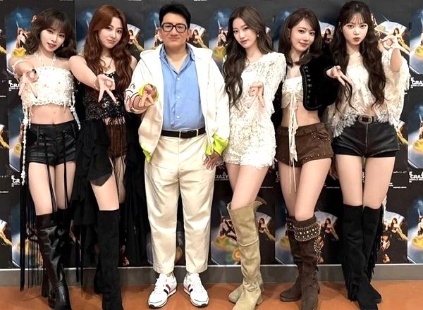 방시혁 하이브 의장이 다이어트에 성공한 근황을 전했다. 사진은 그룹 르세라핌 멤버들과 방시혁(왼쪽에서 세번째)의 모습. /사진=방시혁 인스타그램 캡처