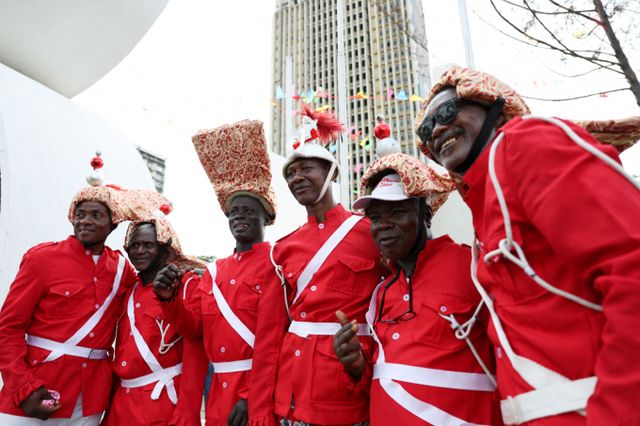 나이지리아와 브라질 유대감을 확인하고 라고스 문화적 위상을 세계에 알리는 '라고스 판티 카니발'이 개최됐다. 사진은 지난 20일(현지시각) 나이지리아 라고스 섬 마리나에서 시민들이 라고스 판티 카니발에 참가한 모습. /사진=로이터