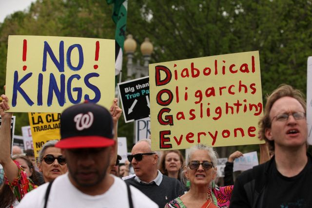 미국 전역에서 대규모 반트럼프 시위가 열리고 있다. 사진은 19일(현지시각) 미국 워싱턴에서 사람들이 도널드 트럼프 미국 대통령에 반대하는 시위를 벌이는 모습. /로이터=뉴스1