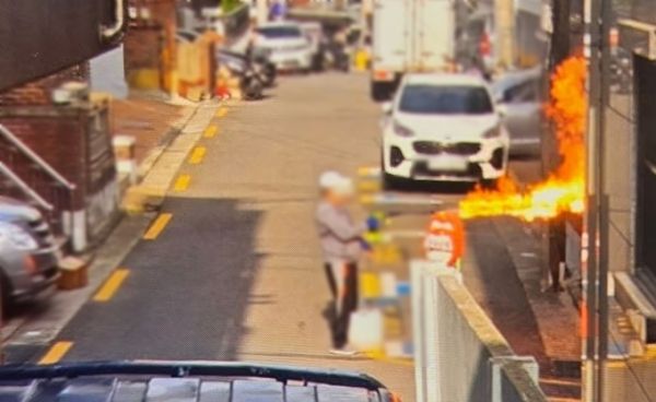 서울 관악구 봉천동 한 아파트에서 방화한 혐의를 받는 60대 남성이 현장에서 숨진 가운데 현장에서 범행에 쓰인 것으로 추정되는 기름통이 발견됐다. 사진은 서울 관악구 봉천동 아파트에 방화한 혐의를 받는 60대 남성이 화재 현장 인근에서 토치를 작동한 모습. /사진=머니투데이(독자 제공)