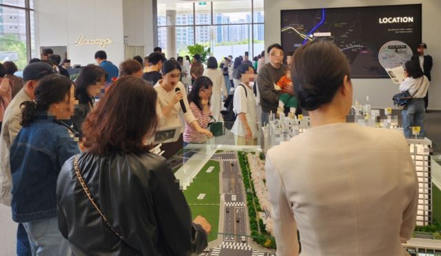 ‘태화강 에피트’ 견본주택 모형도를 보는 소비자들/ 사진 제공=HL디앤아이한라