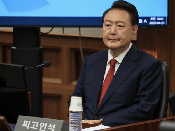 윤석열 전 대통령의 내란 우두머리 혐의 2차 공판이 시작됐다. 사진은 윤석열 전 대통령이 21일 서초동 서울중앙지법에서 열린 내란 우두머리 혐의에 대한 두 번째 정식 재판에 출석한 모습. /사진=뉴스1(공동취재단)