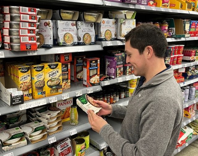 CJ가 올해 식품·물류·엔터·뷰티 등 주력 사업에서 '초격차' 전략을 선언하고 생활문화 한류 2.0시대를 열어갈 것을 다짐했다. 사진은 지난해 11월 미국 월마트에서 비비고 컵밥 신제품을 살펴보고 있는 소비자의 모습. /사진=CJ제일제당